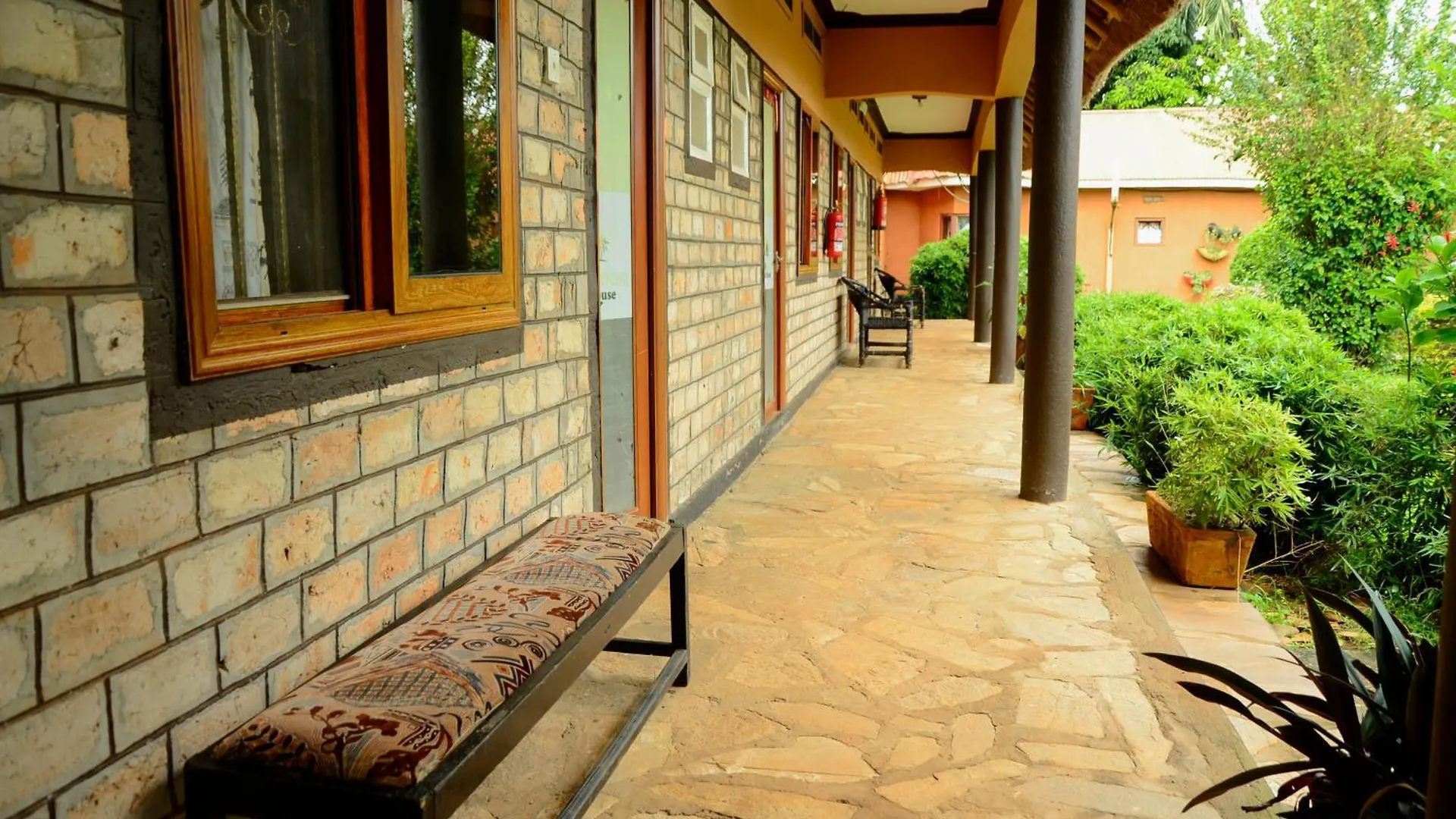 Gorilla African Guest House Entebbe 2*,