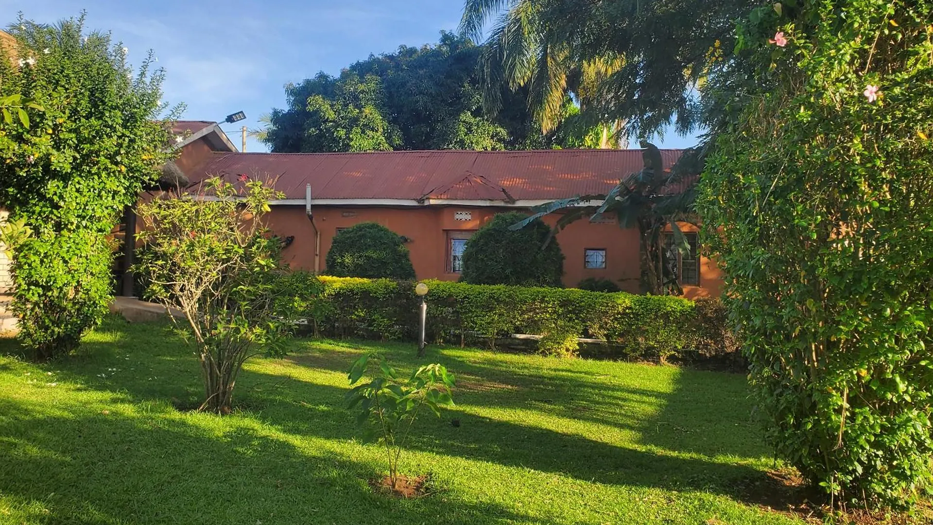 Gorilla African Guest House Entebbe 2*,